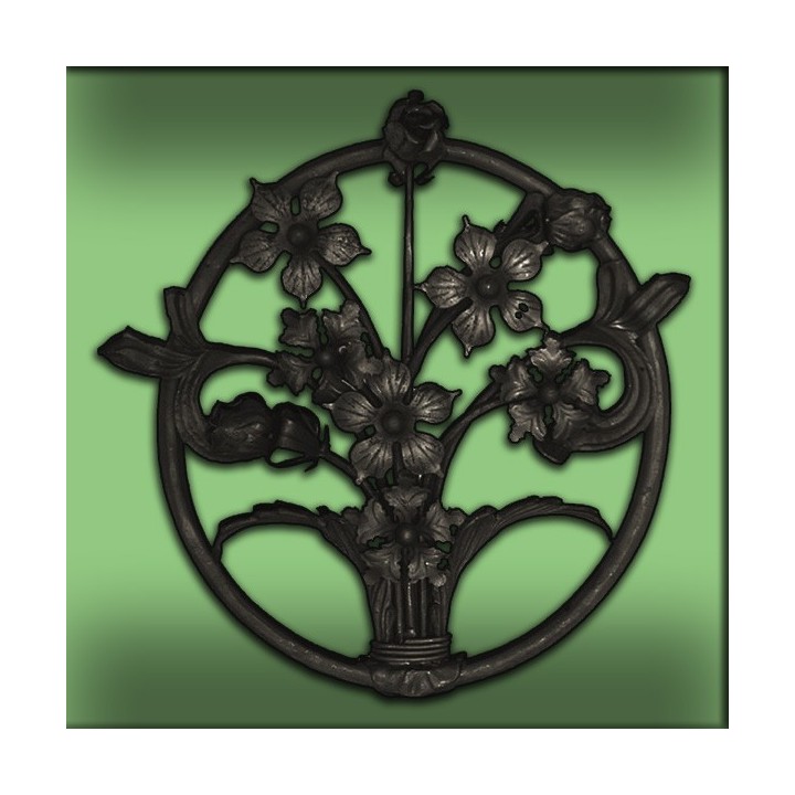 Bouquet de fleurs décoratif en fer forgé inscrit dans un cercle ovale pour être accroché à un mur